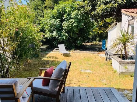 maison familiale à côté des bords de seine avec jardin