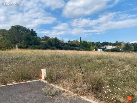 terrain 600 m² reynies