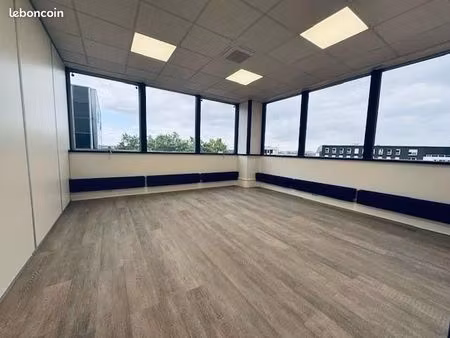 bureaux rénovés et climatisés de 200m² ou 400m² au pied du métro