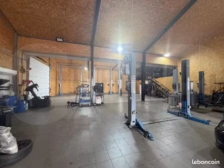 local 880 m²