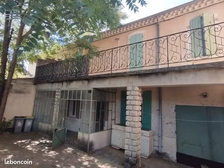 jolie maison de ville sur 550m2. jardins et garage...