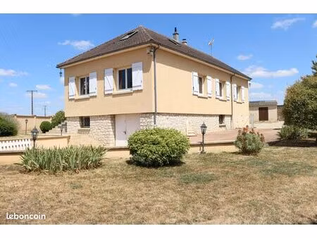 maison familiale de 123 m² avec véranda  sous-sol total et jardin de 1 500 m²
