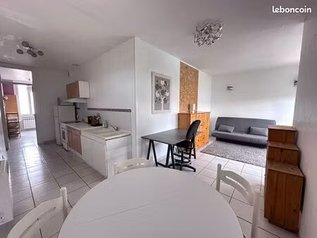 loue grand studio meublé
