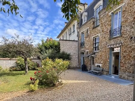 maison de caractère de 252 m² au sol et 185 m² habitable édifiée sur une parcelle de 475 m