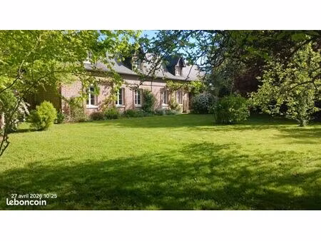 maison de caractère en briques et son jardin arboré