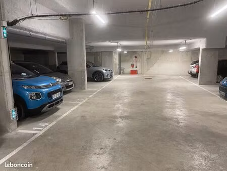 location place de parking fermé moto ou voiture immobilisée