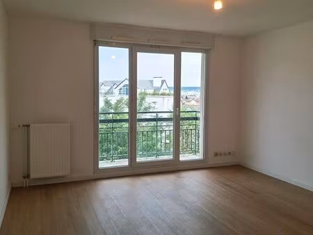 poissy centre - studio rénové 29 6 m² - box parking privatif - proche gare - disponible ao