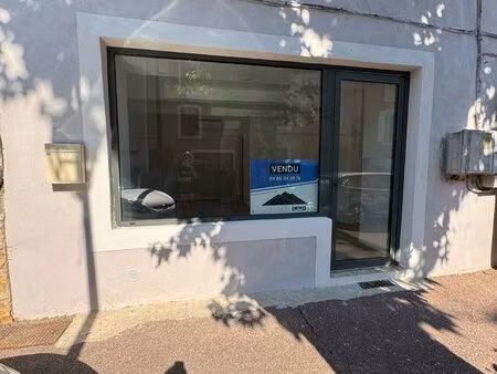 local commercial 23 m² avec cave – emplacement idéal – villes-sur-auzon (84570)