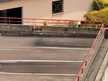 à vendre : place de parking dans zone sécurisée. rouen st sever enface st commerciale