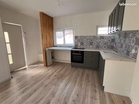 à louer – maison t3 entièrement rénovée avec deux terrasses  grand garage et cave – saint-