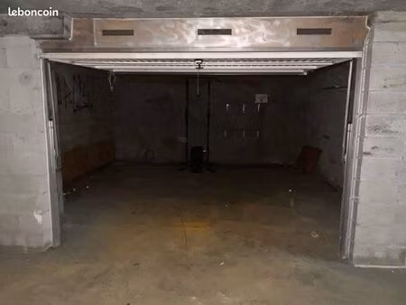 2 places de parking en box fermé