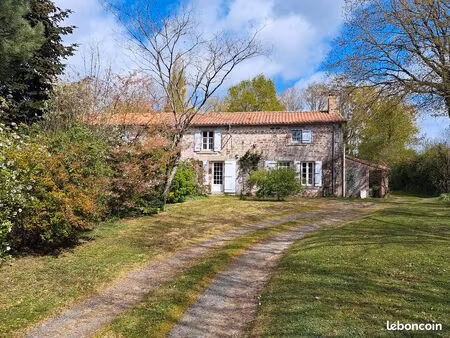 maison en pierre la roche sur yon