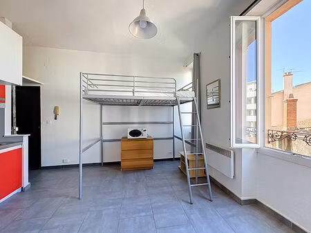 studio meublé libre  lumineux  sans vis à vis au calme sur cour