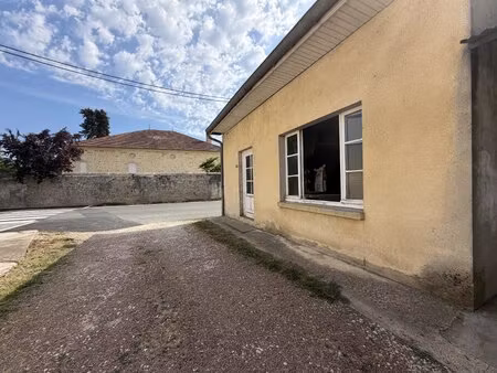 st pey de castets : local avec garage  logement et jardin