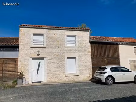 maison type 4 de 90m2 avec 3 chambres  cuisine équipée et garage fermé  rénovée en 2018 