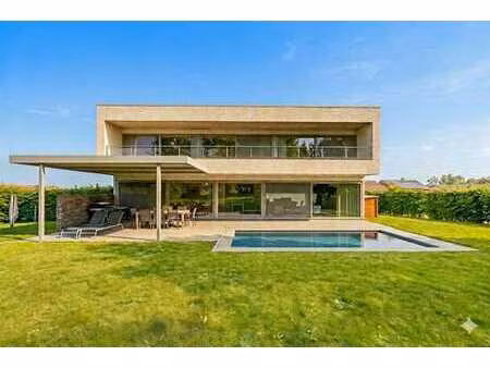 villa exclusive  économe en énergie dans un cadre verdoyant