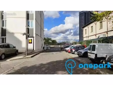 parking/box 12 m² st denis