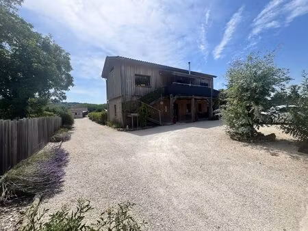 propriété individuelle moderne avec 7 chalets indépendants su