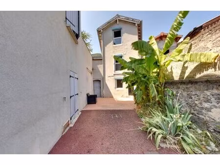 maison atypique zvec cour intérieur au coeur de la tronche