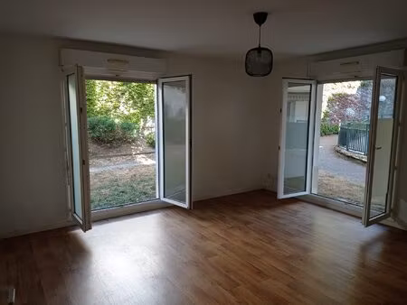 t2 rez-de-jardin + parking sous-sol sécurisé