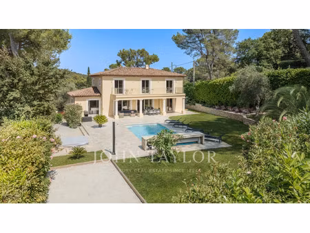 villa de luxe à vendre dans le quartier les colles-camp lauvas-font de l'orme
