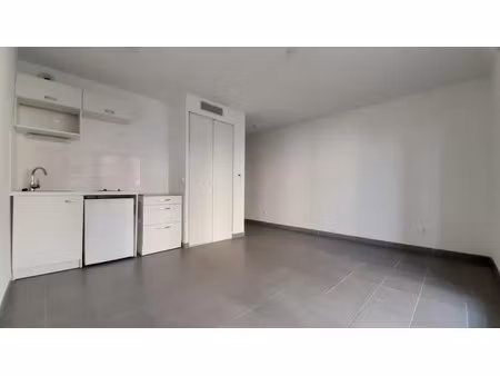 location appartement 1 pièce 27 m² à toulon (83000)  579 €