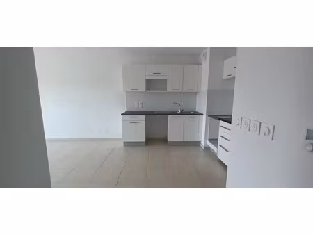 location appartement 3 pièces 65 m² à le luc (83340)  787 €