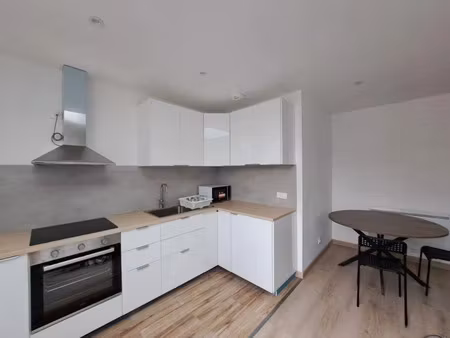 location meublée appartement 3 pièces 55 m² à lille (59000)  1 070 €