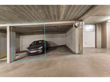 centraal gelegen autostaanplaats in een ondergrondse parking