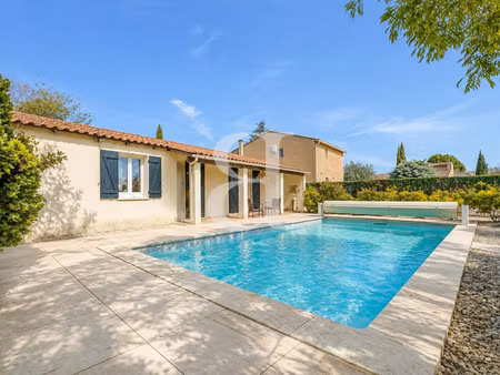 agréable villa de plain-pied avec jardin et piscine à carpentr
