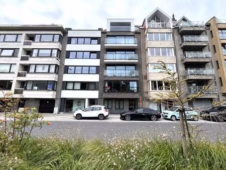 un bel appartement au rez-de-chaussée avec un petit jardi...