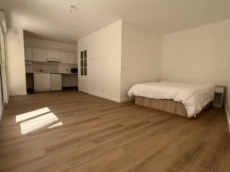 t1 bis meublé avec vrai coin nuit  terrasse couverte et jardin de 42 m²