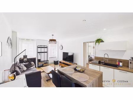 à vendre charmant 2 pièces de 35 m2 dans un ancien corps d