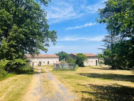 batisse en pierre avec dependances et hectares