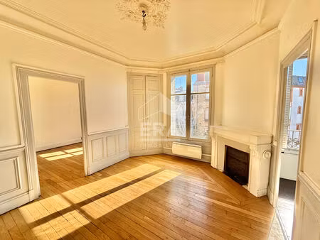 appartement de caractère t4 de 67 m² avec cave. parquet  moulures et cheminées