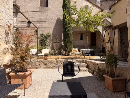 maison en pierre avec cour au centre de cajarc