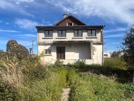 maison de village mitoyenne d'un coté à rénover