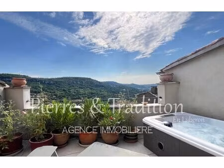 saignon  maison de village entièrement rénovée avec 2 terrasses et vue