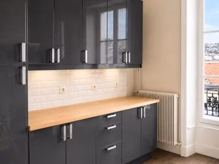 appartement de caractère avec vue dégagée – centre du puy