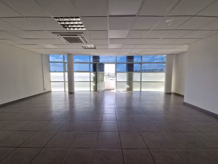 fort de france : etang zabricot : très beau bureau de 100m2