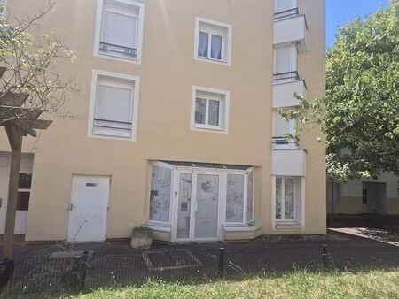 location commerce montigny-le-bretonneux 78180 39m²