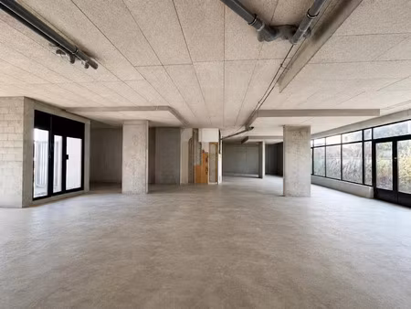 location locaux professionnels 214 m² à romainville (93230)  3 427 €