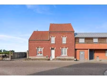 te renoveren gezinswoning met 5 slks op ruim perceel en m...