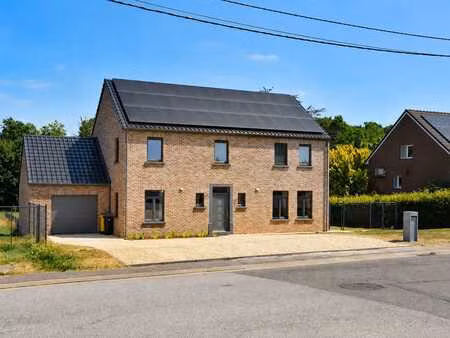 jolie villa 3 ch - terrasse - jardin - garage - peb a+