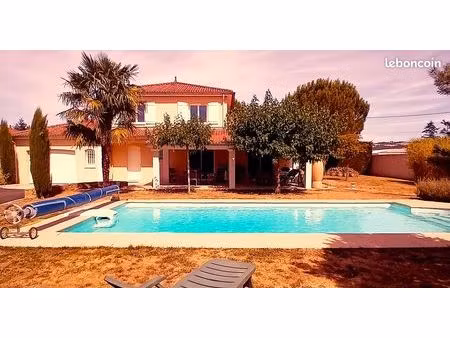 belle maison avec piscine  grand terrain et dépendance
