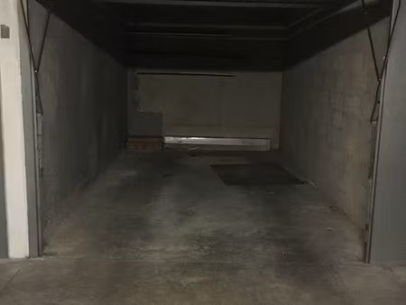 box fermé sécurisé avec borne de recharge électrique