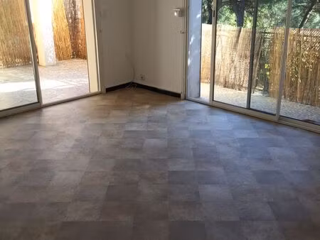 ste maxime loue à l'année t2 40 m2 + terrasse