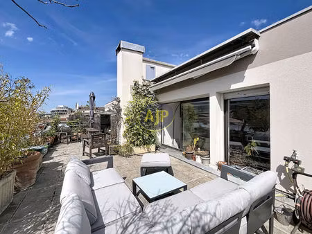 t4 de 80m2 avec terrasse et parking / belcier