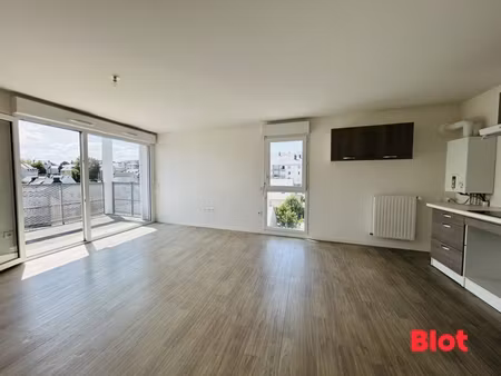 à vendre – t3 lumineux avec balcon  ascenseur et stationnement au cœur de saint-malo