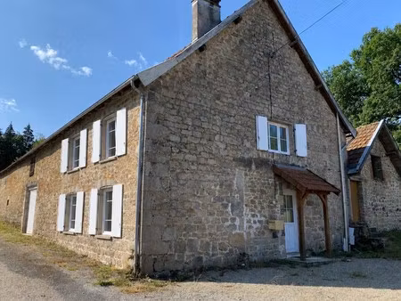 une propriété en pierre sur un terrain d'environ 9 000 m² traversé par un ruisseau